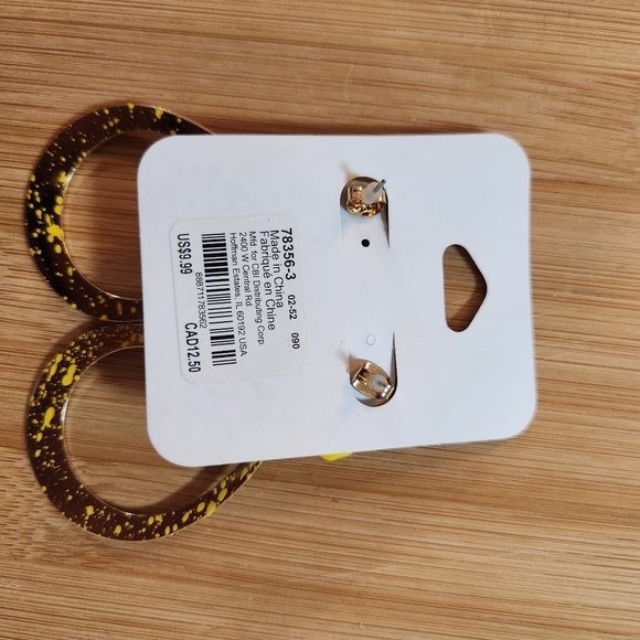 Claire's Flower Pierced Earrings Yellow with Gold Speckled Hoop - Picture 4 of 6